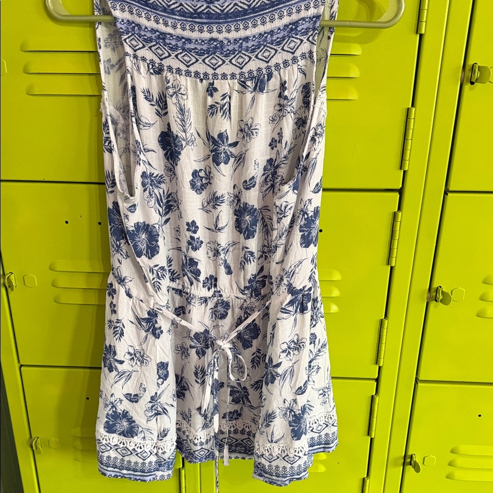 American Rag Blue & White Floral V-Neck Tank - Picture 6 of 6